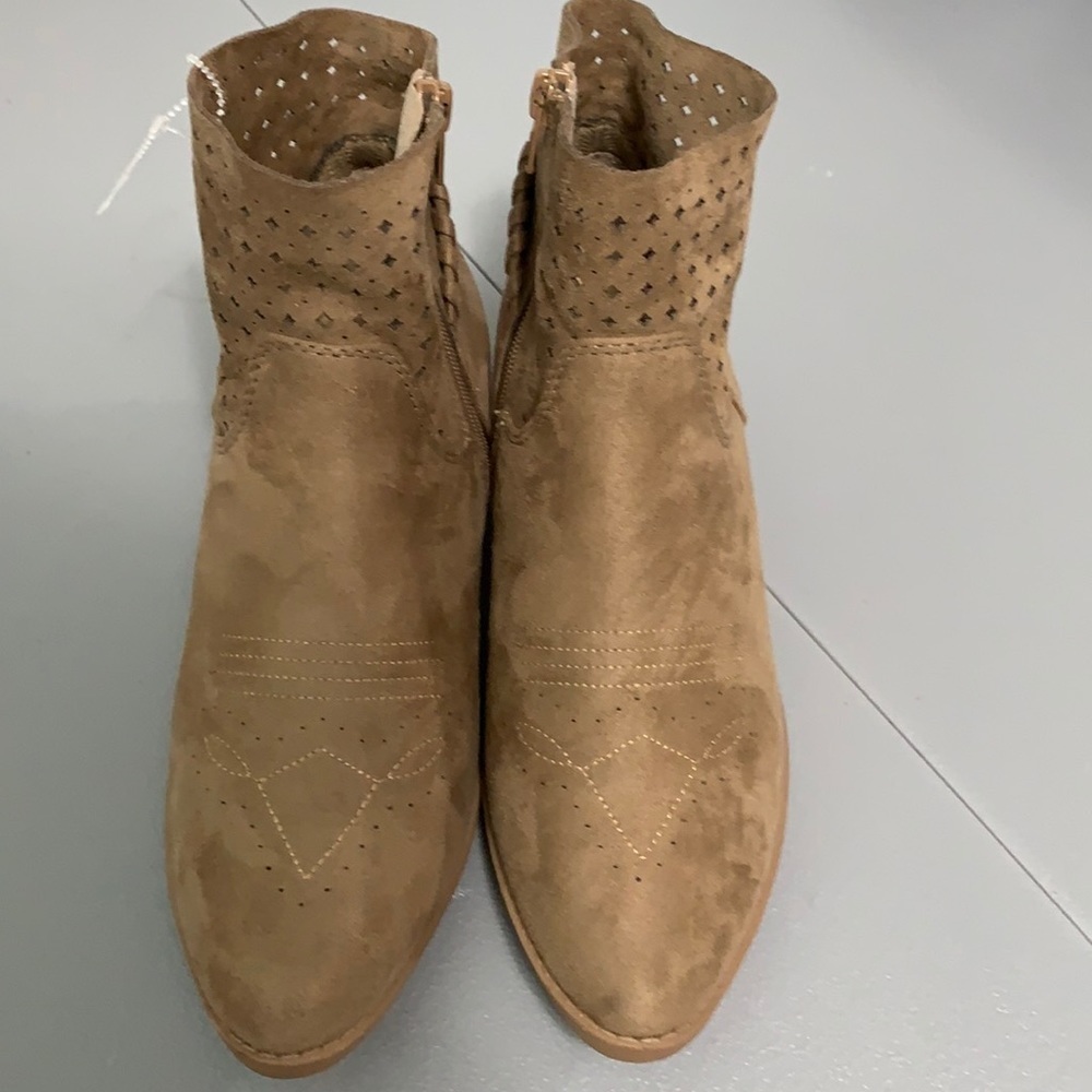 Soda ankle boots Suede zipper tassel like new 8.5
